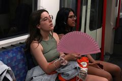Horko je i v metru. Jindy deštivá Británie bojuje s vlnou veder, hrozí tisíce úmrtí