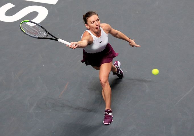 Simona Halepová v zápase s Karolínou Plíškovou na Turnaji mistryň 2019