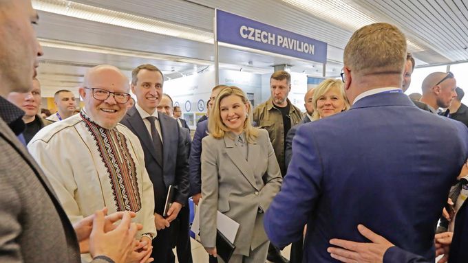 Manželka ukrajinského prezidenta Olena Zelenská s českým ministrem zdravotnictví Vlastimil Válkem na pražské konferenci věnované pomoci ukrajinskému zdravotnictví.