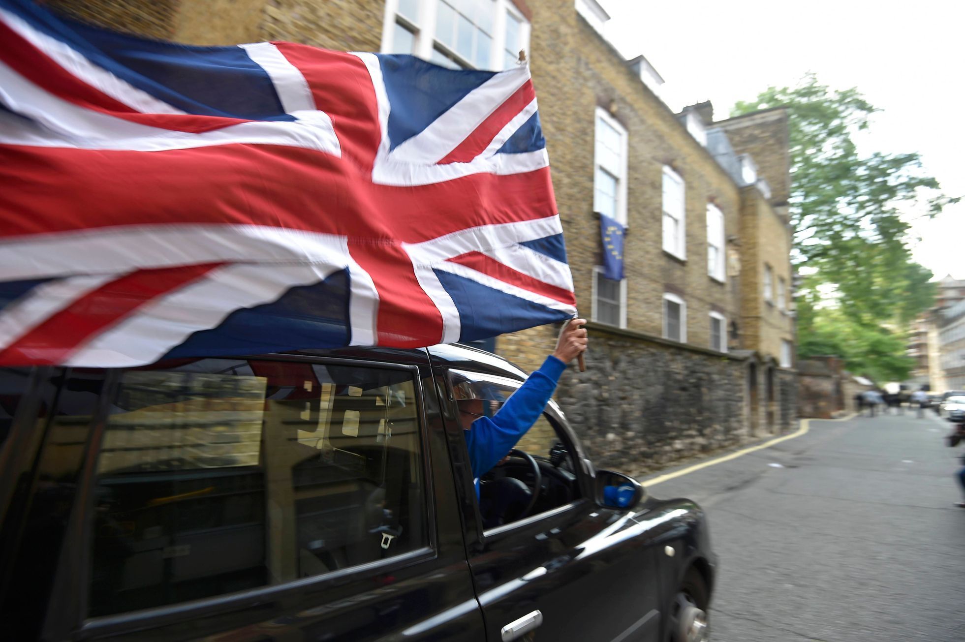 Londýnský taxikář oslavuje.