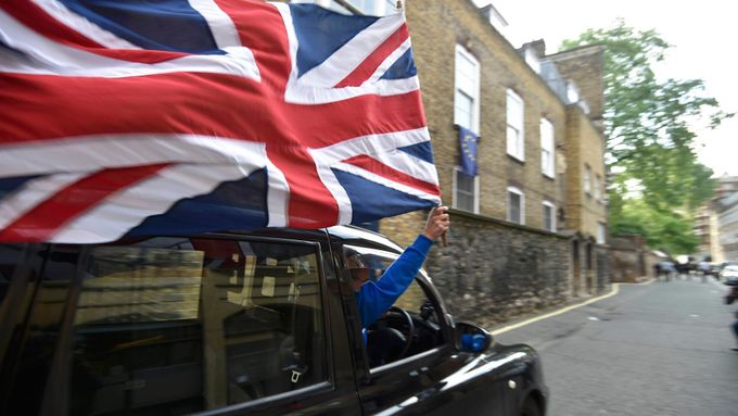 Londýnský taxikář oslavuje.