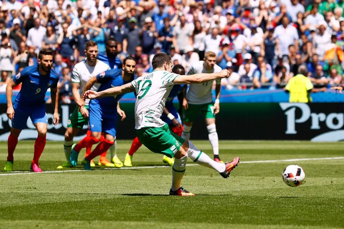 Euro 2016, Francie-Irsko: Robbie Brady dává z penalty gól na 0:1