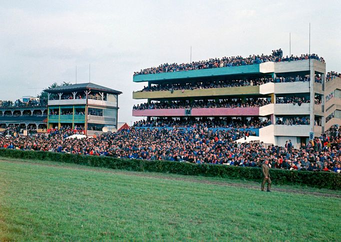 Diváci sledují dostih z hlavní tribuny na pardubickém závodišti během Velké pardubické, 8. října 1967.