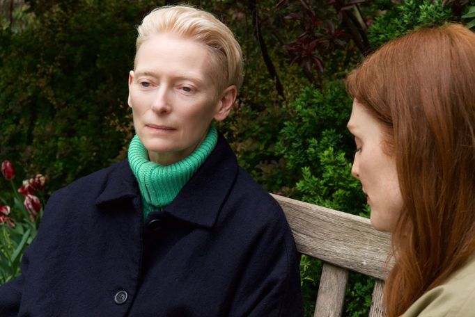 Tilda Swinton coby Martha a Julianne Moore jako Ingrid.