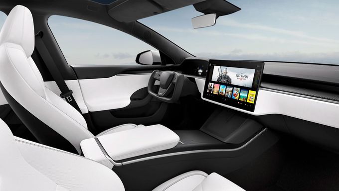 Tesla nabízí ve Velké Británii své vrcholné modely jen s volantem nalevo a bizarním příslušenstvím.