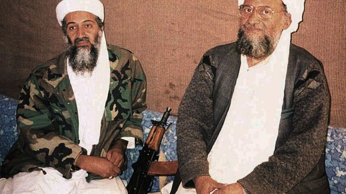 Asi nejznámější snímek předáků Al-Káidy byl zveřejněn v listopadu 2001, ukazuje (nyní již mrtvého) Usámu bin Ládina (vlevo) a jeho mentora Ajmána Zaváhrího.