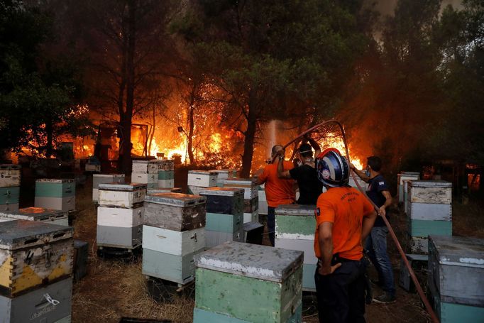 Lesní požáry severně od řeckých Atén.