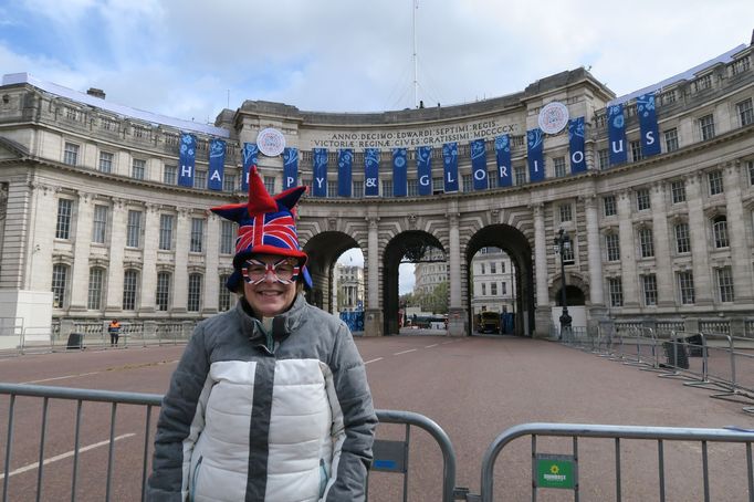 Angela přijela na korunovaci ze tři hodiny vzdáleného Somersetu.