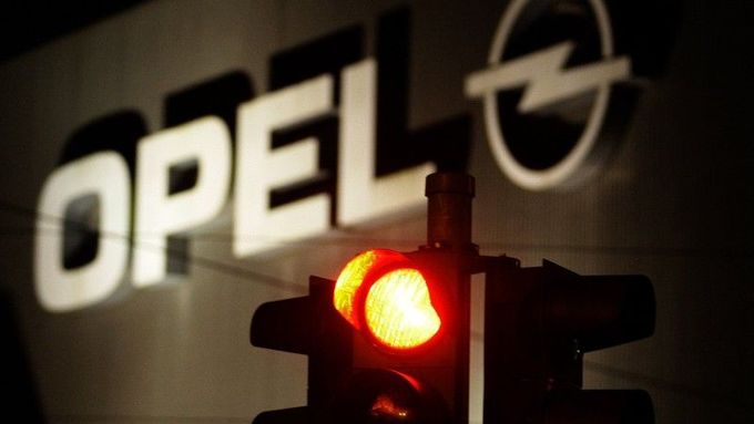 Svítí Opelu na semaforu červená?