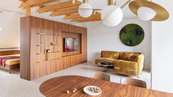Architektka bojovala s výškou. Nový kabát mezonetu zdobí královská barevná kombinace
