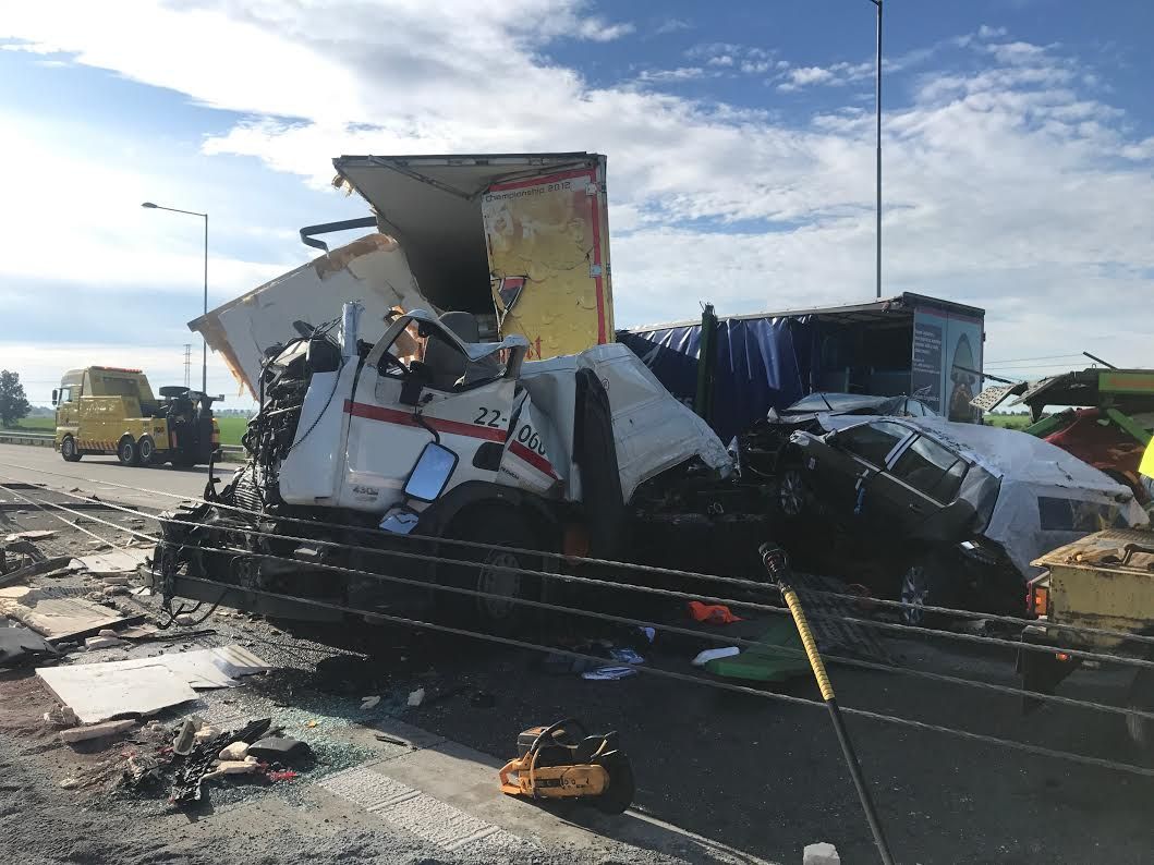 Nehoda tří kamionů na pražském okruhu