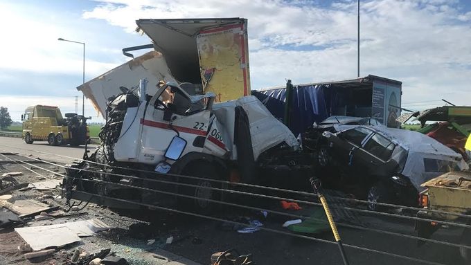 Nehoda tří kamionů na pražském okruhu.