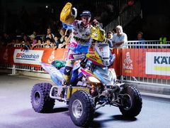 Olga Roučková slaví na své Yamaze v cíli v Córdobě úspěšné zdolání Rallye Dakar.