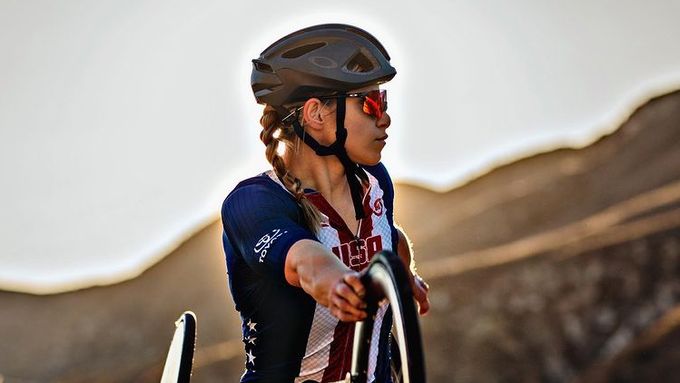 Má medaile z veslování a zimních sportů, teď se Američanka věnuje cyklistice.