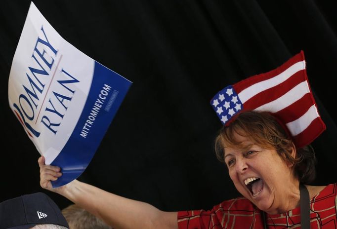 A supporter of U.S. Republican presidential nominee and former Massachusetts Governor Mitt Romney attends a campaign rally in Colorado Springs, Colorado, November 3, 2012. REUTERS/Jim Young (UNITED STATES - Tags: POLITICS ELECTIONS USA PRESIDENTIAL ELECTION) Published: Lis. 3, 2012, 10:29 odp.