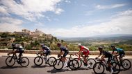 ... užili si cyklisté romantické prostředí v Provence. Trasa vedla před dvojnásobným stoupáním na Mont Ventoux také přes Liguiére, přičemž toto sedlo ohodnotili organizátoři jako vrchařskou prémii první kategorie.