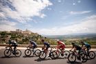 ... užili si cyklisté romantické prostředí v Provence. Trasa vedla před dvojnásobným stoupáním na Mont Ventoux také přes Liguiére, přičemž toto sedlo ohodnotili organizátoři jako vrchařskou prémii první kategorie.