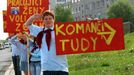 Delegáty sjezdu ČSSD ráno zaskočili demonstranti-pionýři, kteří jim přišli připomenout, že jakékoli sbližování s KSČM vnímají velmi nelibě.