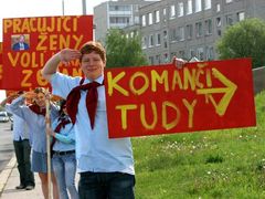 Delegáty sjezdu ČSSD ráno zaskočili demonstranti-pionýři, kteří jim přišli připomenout, že jakékoli sbližování s KSČM vnímají velmi nelibě.