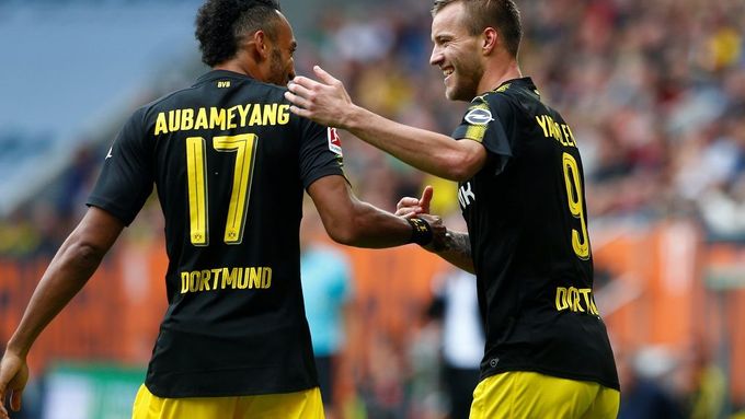 Aubameyang a Jarmolenko slaví branku Dortmundu