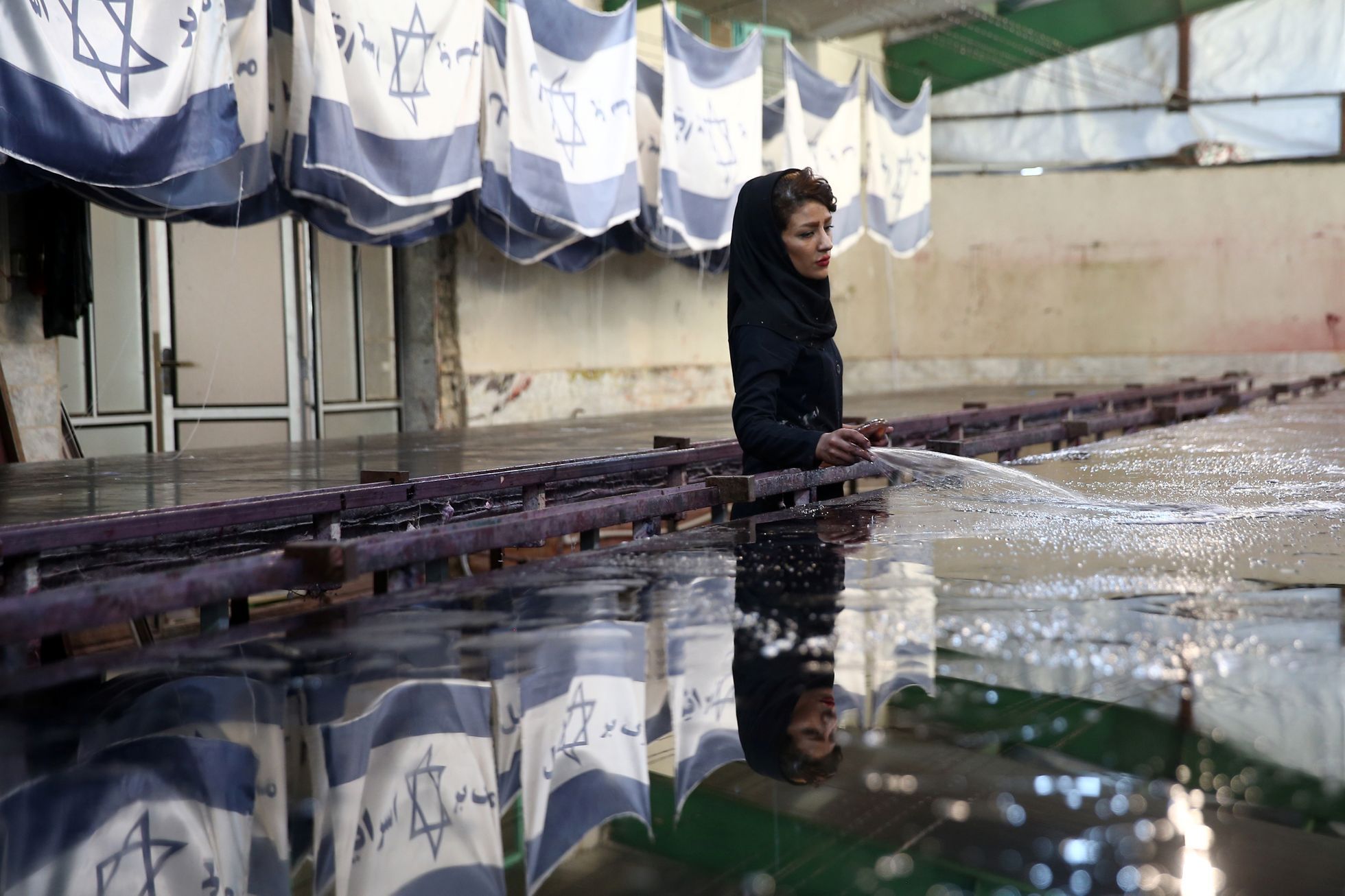 Fotogalerie / Iránská továrna na vlajky určené ke spálení / Reuters