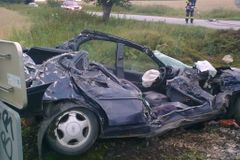 Auto vjelo u Prahy pod vlak, zemřeli muž a dívka