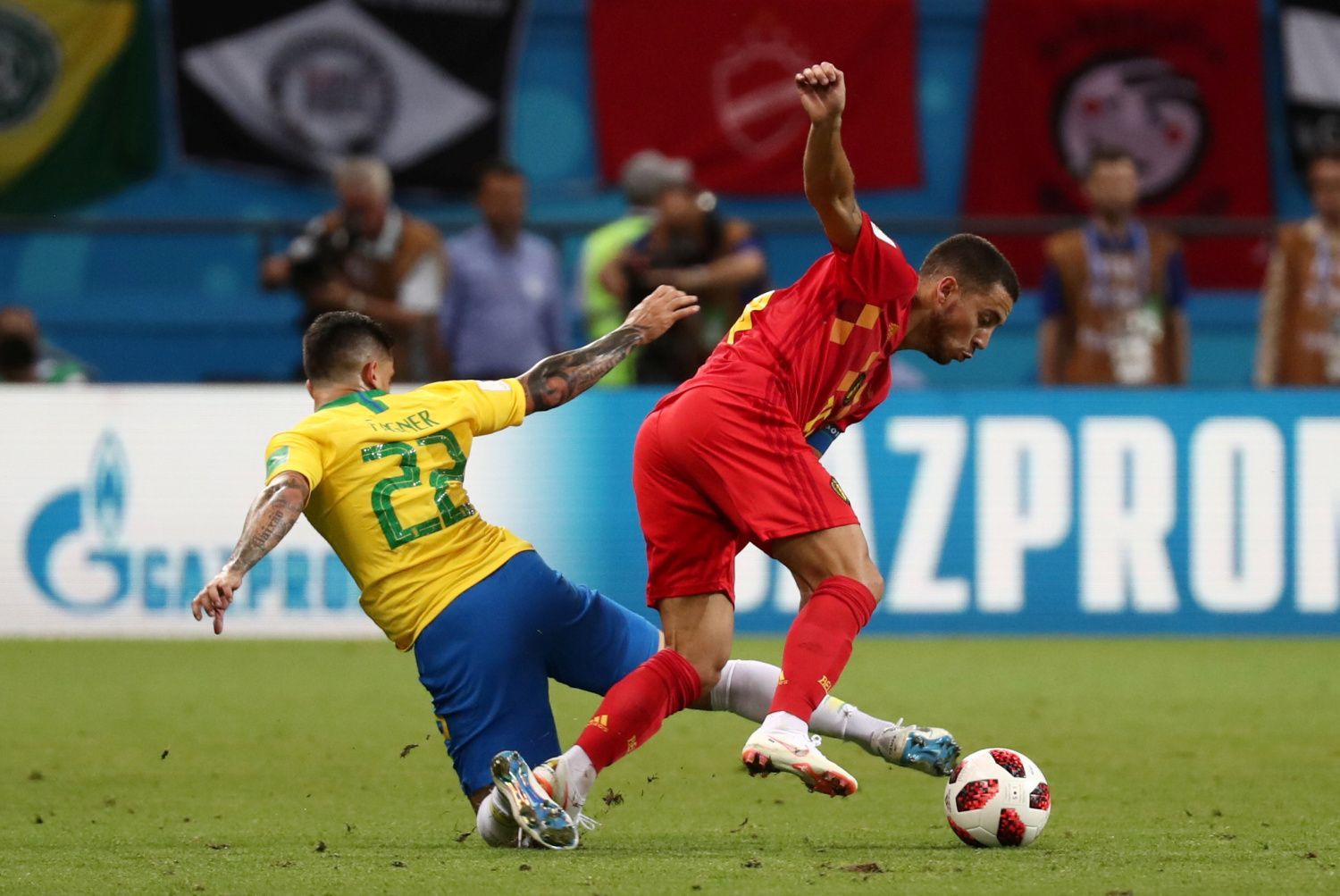 Fagner a Eden Hazard v zápase Brazílie - Belgie na MS 2018