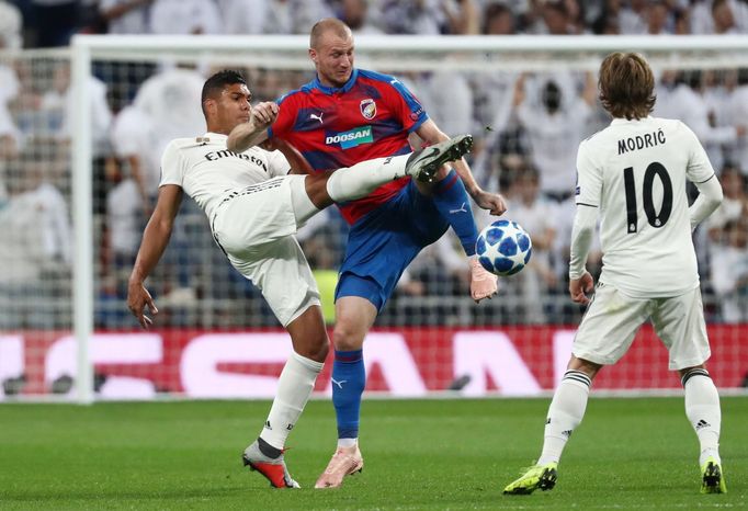 Casemiro, Michael Krmenčík a Luka Modrič v zápase Ligy mistrů Real Madrid - Viktoria Plzeň.