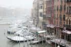 Benátky pod sněhem. 
V desítkách obcí v krajích Emilia Romagna, Toskánsko, Umbrie, Marche a Abruzzy dětem odpadlo vyučování.