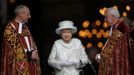 Britain's Queen Elizabeth smiles as she leaves St Paul's Cathedral with its Dean, David Ison (L) and the Canon Pastor, Michael Colclough (R) following a thanksgiving service to mark her Diamond Jubilee in central London June 5, 2012. Four days of nationwide celebrations during which millions of people have turned out to mark the Queen's Diamond Jubilee conclude on Tuesday with a church service and carriage procession through central London. REUTERS/Andrew Winning (BRITAIN - Tags: ROYALS ENTERTAINMENT SOCIETY ANNIVERSARY RELIGION) Published: Čer. 5, 2012, 1:13 odp.