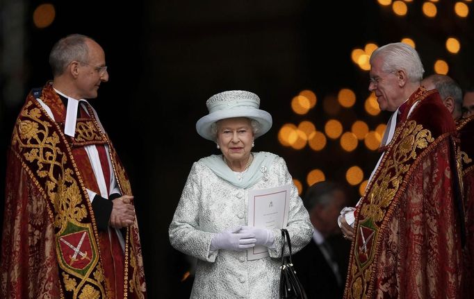 Britain's Queen Elizabeth smiles as she leaves St Paul's Cathedral with its Dean, David Ison (L) and the Canon Pastor, Michael Colclough (R) following a thanksgiving service to mark her Diamond Jubilee in central London June 5, 2012. Four days of nationwide celebrations during which millions of people have turned out to mark the Queen's Diamond Jubilee conclude on Tuesday with a church service and carriage procession through central London. REUTERS/Andrew Winning (BRITAIN - Tags: ROYALS ENTERTAINMENT SOCIETY ANNIVERSARY RELIGION) Published: Čer. 5, 2012, 1:13 odp.