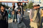 Členové Tálibánu před mezinárodním letištěm v Kábulu.