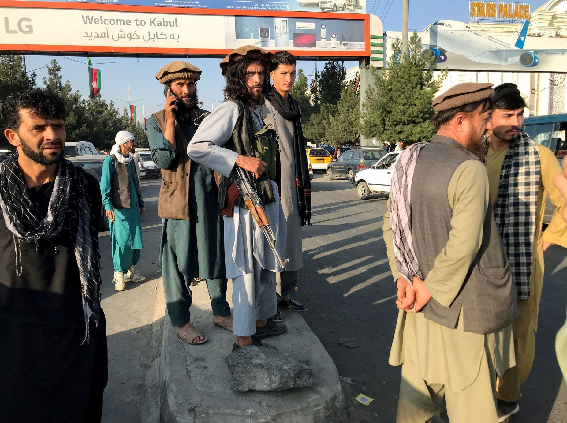 Členové Tálibánu před mezinárodním letištěm v Kábulu.