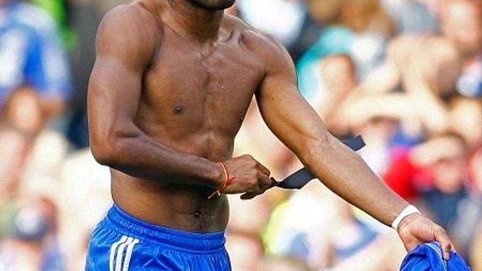 Didier Drogba neni spokojený s červenou kartou během zápasu s Fulhamem.