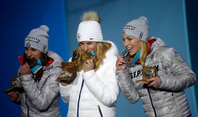 Ester Ledecká (uprostřed) se zlatou medailí z paralelního obřího slalomu na ZOH 2018