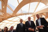 Na snímku z veletrhu jsou zprava jeho ředitel Juergen Boos, německý prezident Frank-Walter Steinmeier a šéf německého Svazu knihkupců a nakladatelů Heinrich Riethmüller.