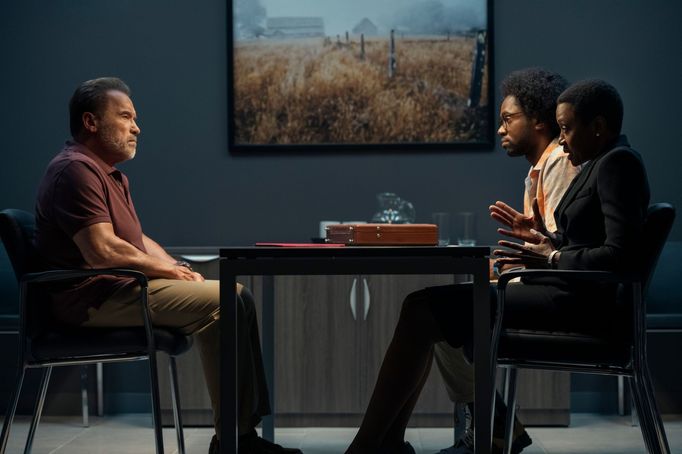 Arnold Schwarzenegger jako Luke Brunner, Milan Carter coby Barry Putt a Barbara Eve Harris v roli Dot Okoye.