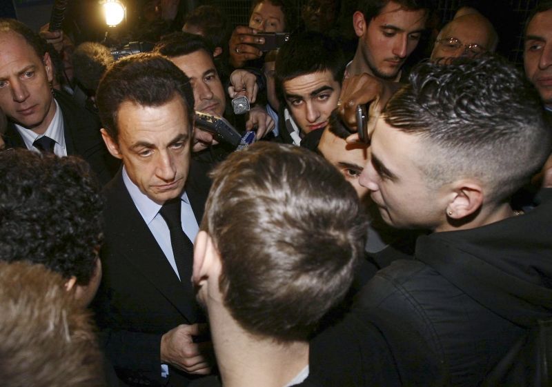 Sarkozy na předměstí Paříže