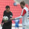 Fotbal, Slavia Praha - Liberec: rozhodčí Radek Příhoda a Dávod Škutka