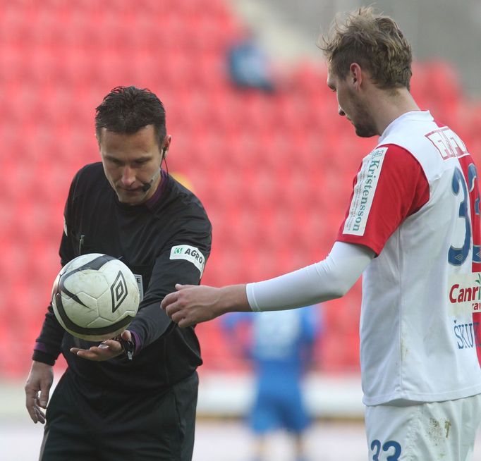 Fotbal, Slavia Praha - Liberec: rozhodčí Radek Příhoda a Dávod Škutka