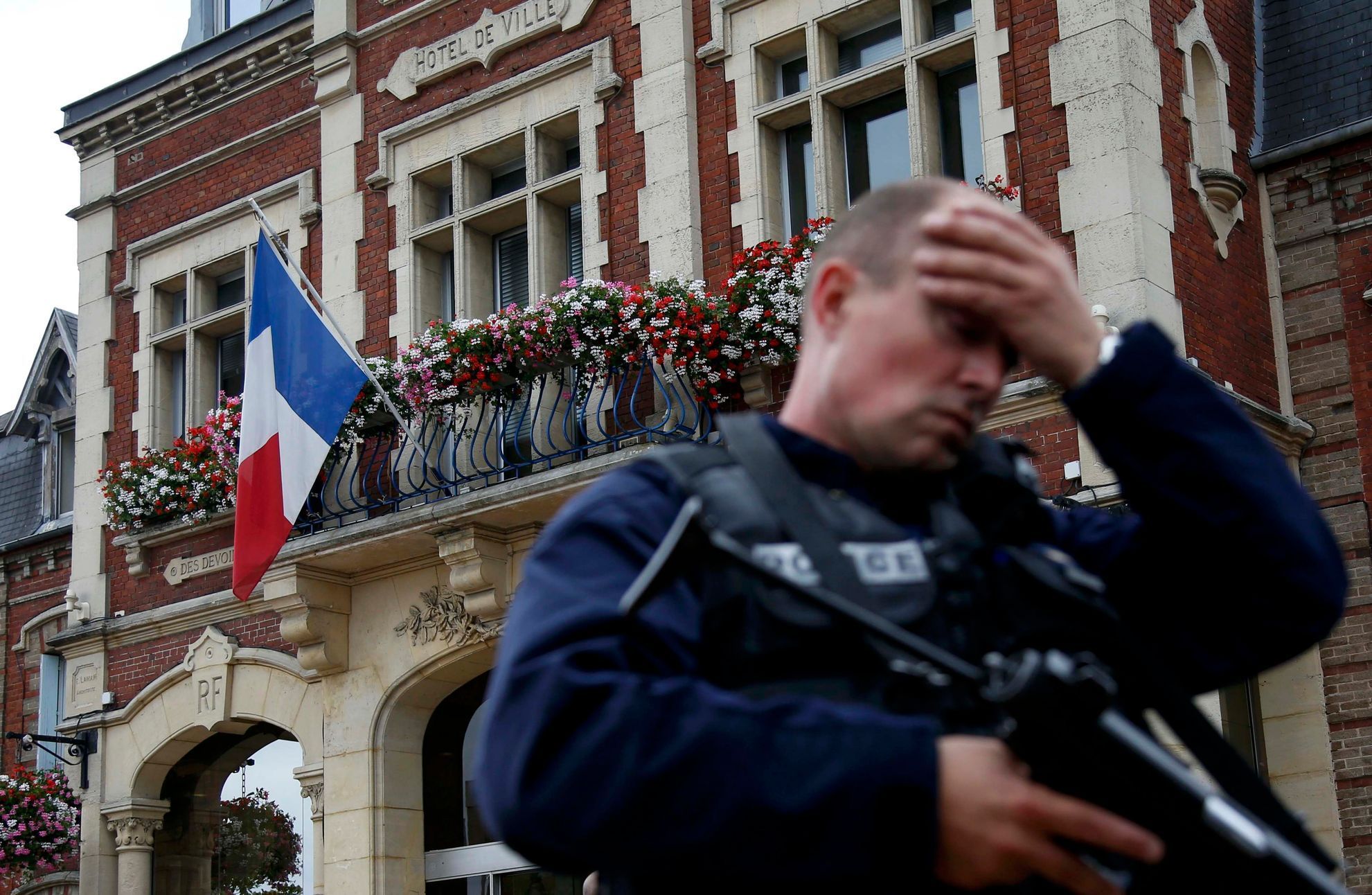 Policista zajišťuje scénu po úterním útoku ve Francii