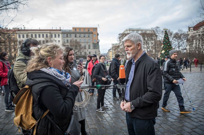 Petr Pavel diskutuje s občany na kampani Petra Pavla na náměstí Míru, Praha, 6.1.2023, foto Honza Mudra