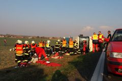 Po nehodě autobusu u Holic zůstává 15 lidí v nemocnici, mají především lehká zranění