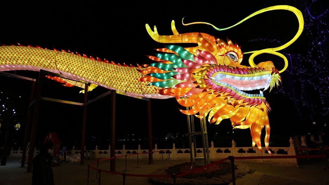 Přípravy na oslavy lunárního roku draka v čínském Pekingu (7. února 2024)
