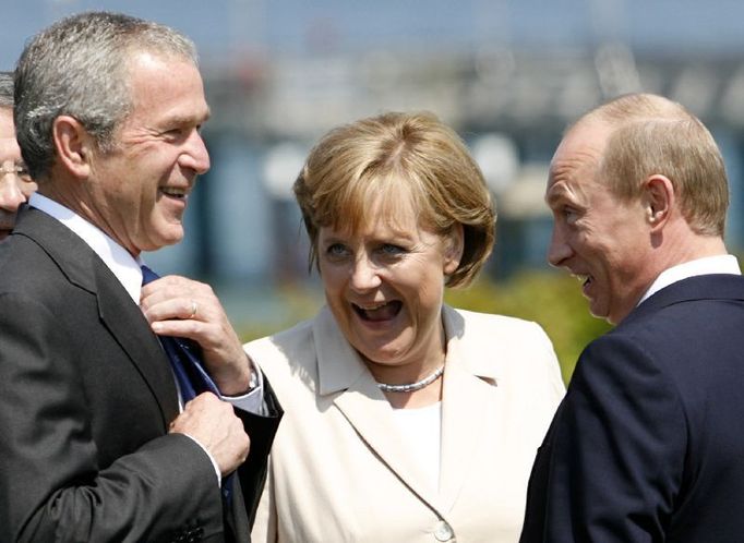 Pobavené trio Merkelová, Bush a Putin. Výsledky summitu G8 v Heiligendammu jsou ale spíše hubené.