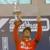 Pilot Ferrari Charles Leclerc symbolicky věnuje triumf ve Velké ceně Belgie formule 1 zesnulému Anthoine Hubertovi.