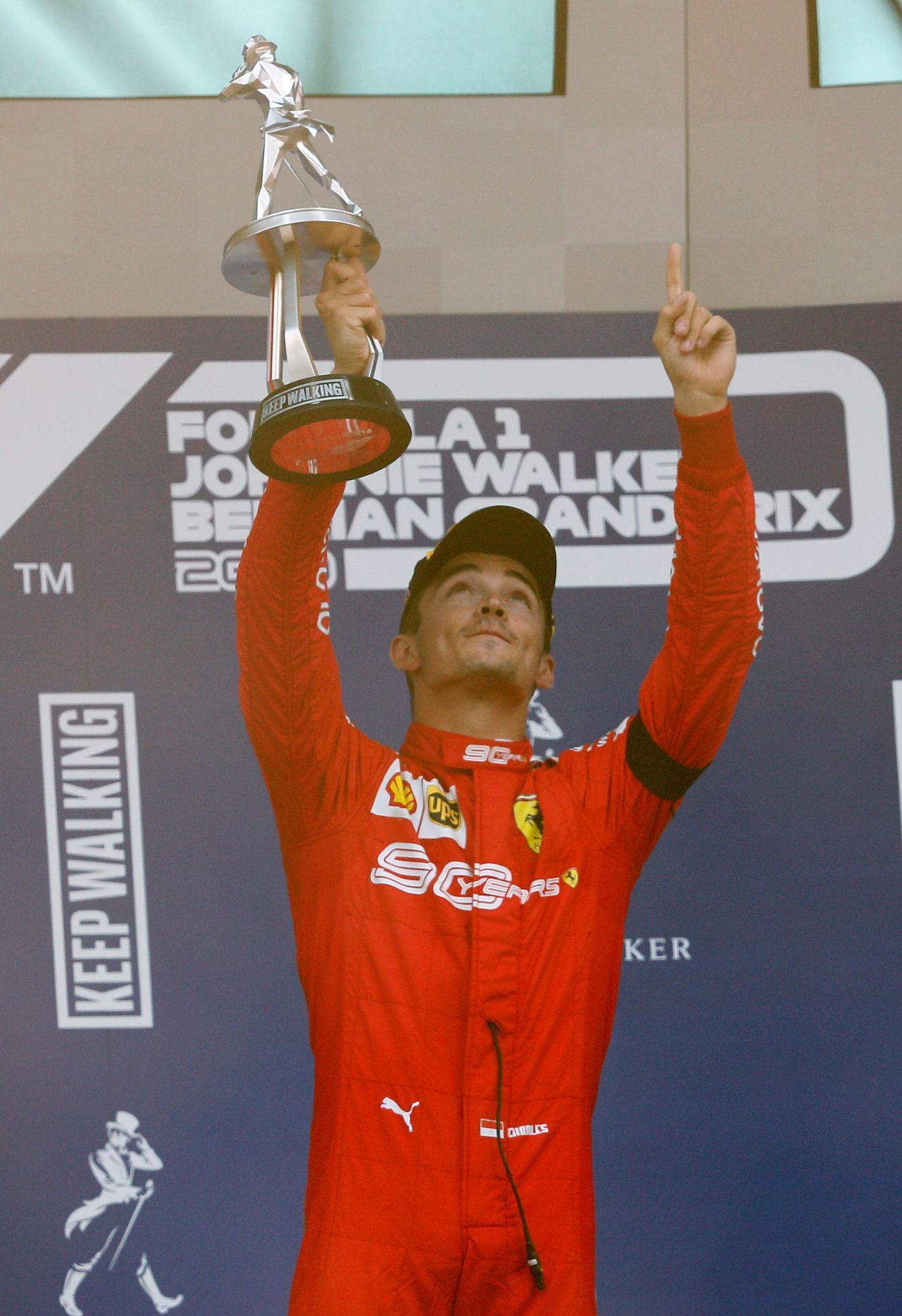Pilot Ferrari Charles Leclerc symbolicky věnuje triumf ve Velké ceně Belgie formule 1 zesnulému Anthoine Hubertovi.