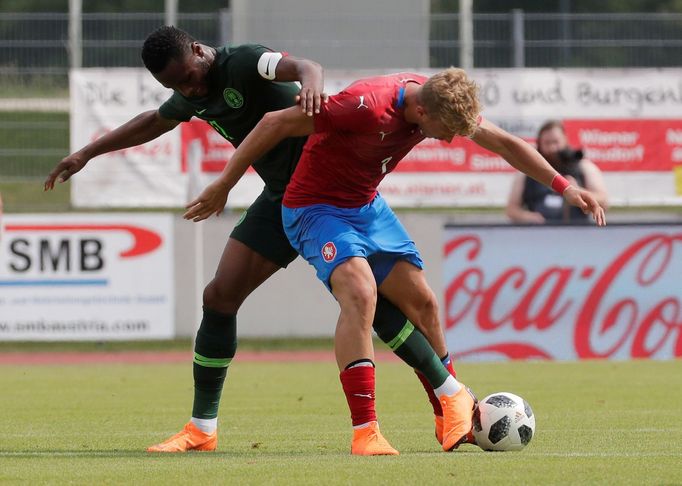 fotbal, příprava 2018, Česko - Nigérie, Antonín Barák a John Obi Mikel