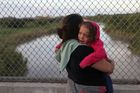 Obrazem: Do měsíce se k sobě rodiny musí vrátit. Dětem ilegálních migrantů v USA pomohl soud