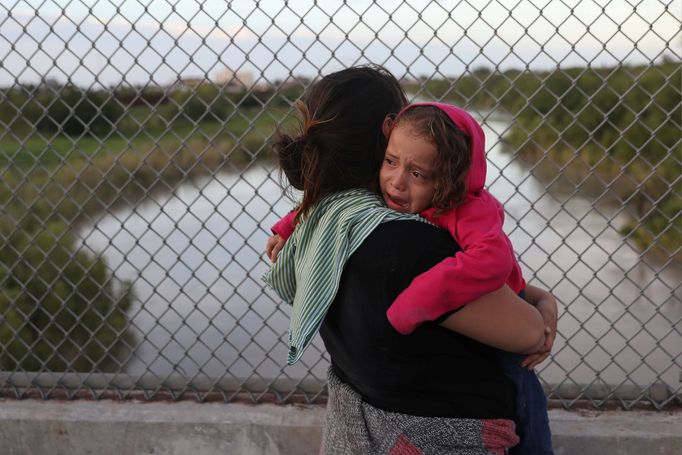 Migranti uvízlí na hranici mezi Mexikem a USA. Červen 2018.